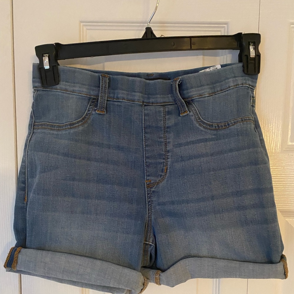 Jusy Blues Light Wash Pull On Shorts Size M. Only worn once